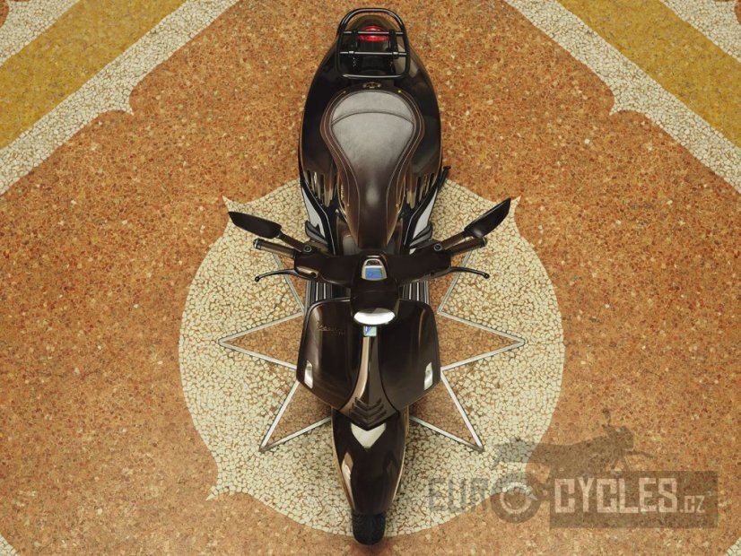 Vespa - 946 Horse