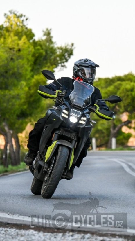 QJ-Motor - SVT 650X - kufry zdarma